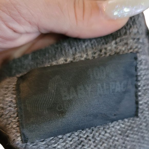 100% baby alpaca wool sweater with depiction of a mother daughter and village - Picture 7 of 12